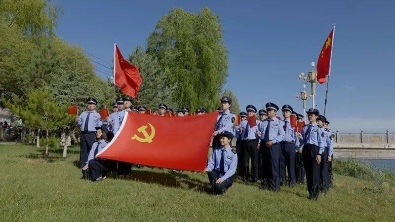 吃货拉拉爱吃烤地瓜，蹲在地瓜车前观瞧等待，狗：不买就不走……